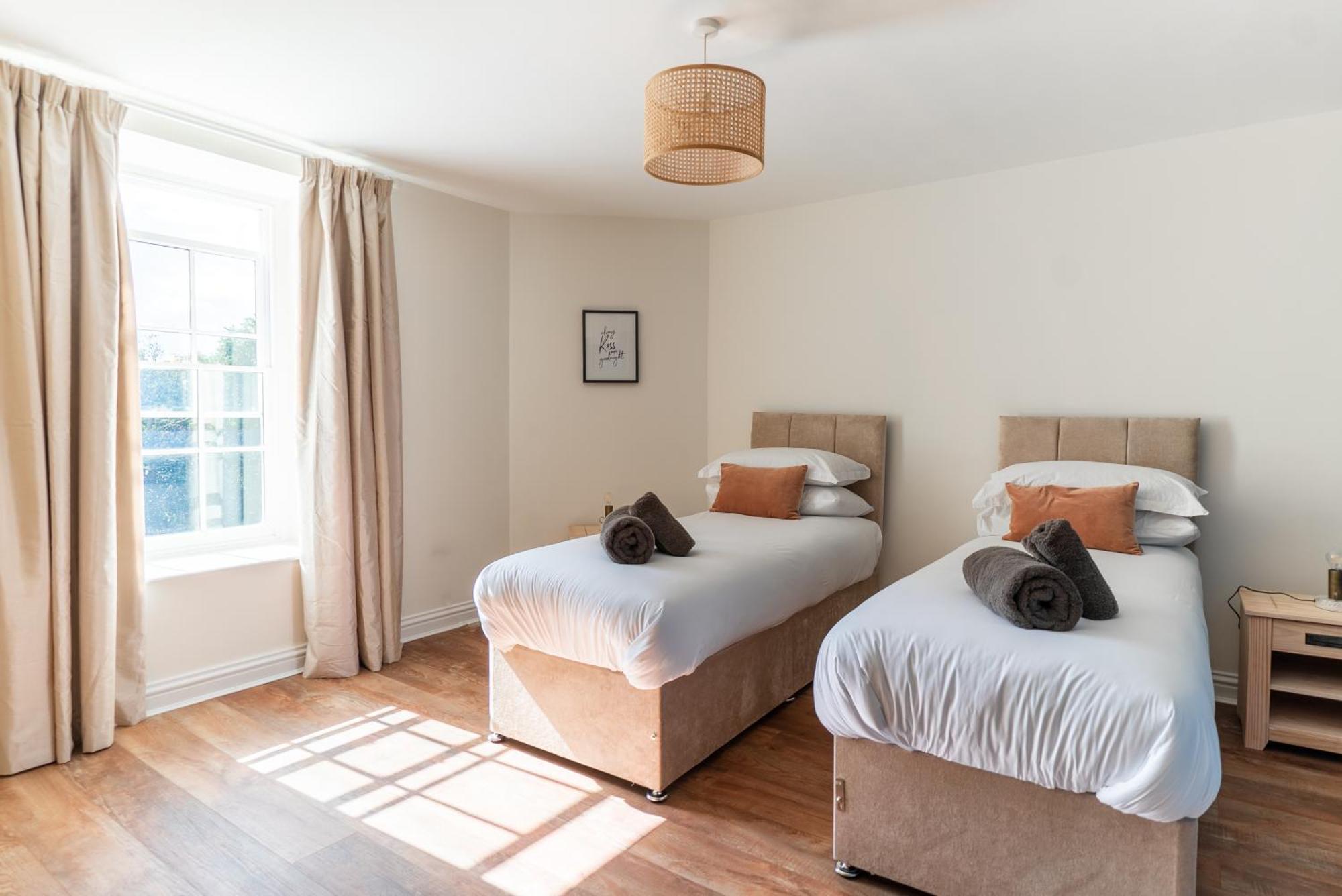 Holyland House - Greenacres Estates Lamphey Bagian luar foto